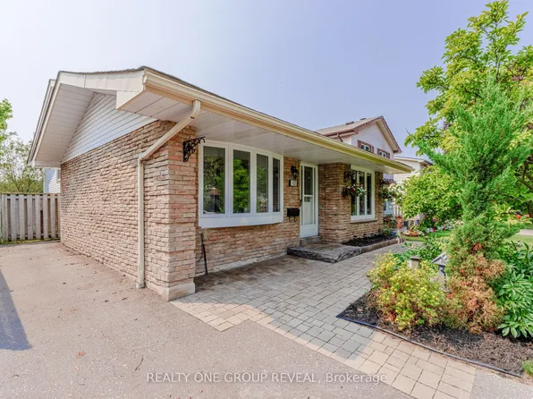 133 Calais St, Whitby, ON L1N 5M3