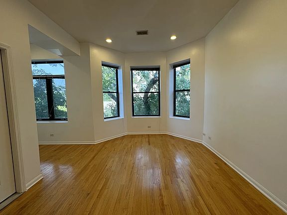 2nd image of 817 N Hoyne Ave APT 2W