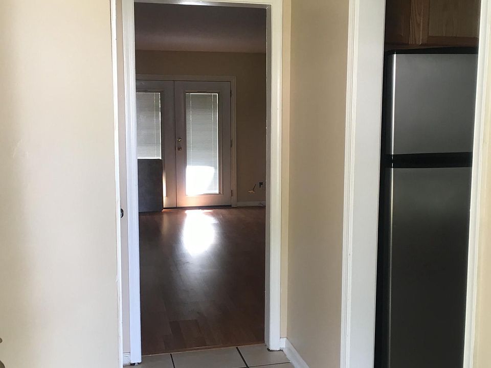 Nice, bright, clean and welcoming foyer. 