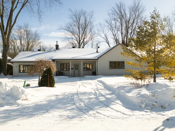 2E 37th Ave, Laval, QC H7R 3P9