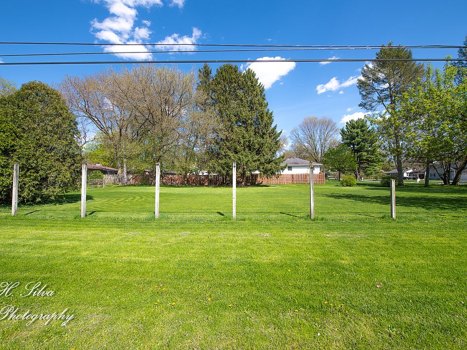 1st image of 5 Longwood Dr