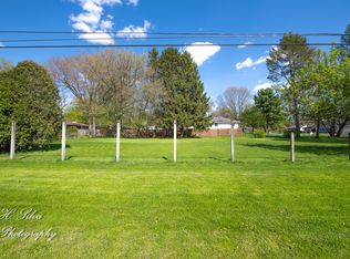 5 Longwood Dr, Algonquin, IL 60102