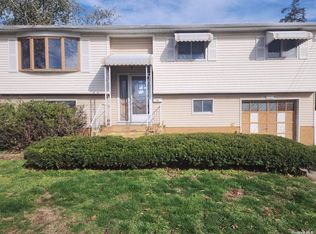 406 N Putnam Ave, Lindenhurst, NY 11757