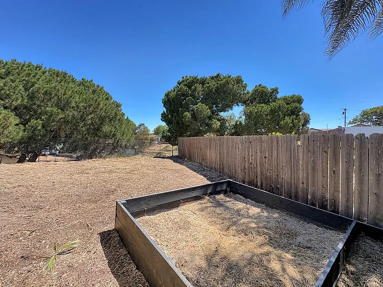 552 Luna Dr — Photo 15