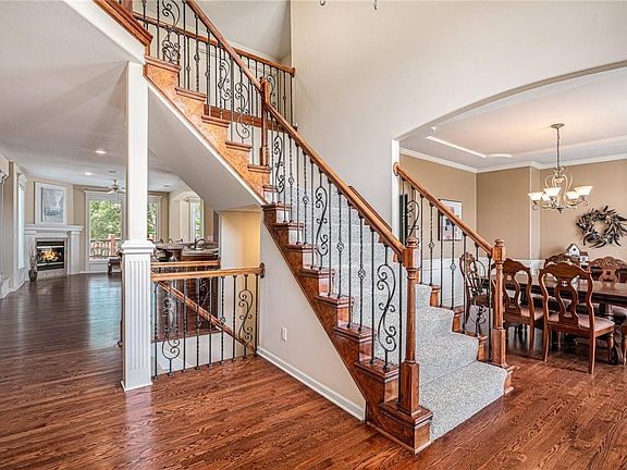 5th image of 5913 NE Hidden Valley Dr
