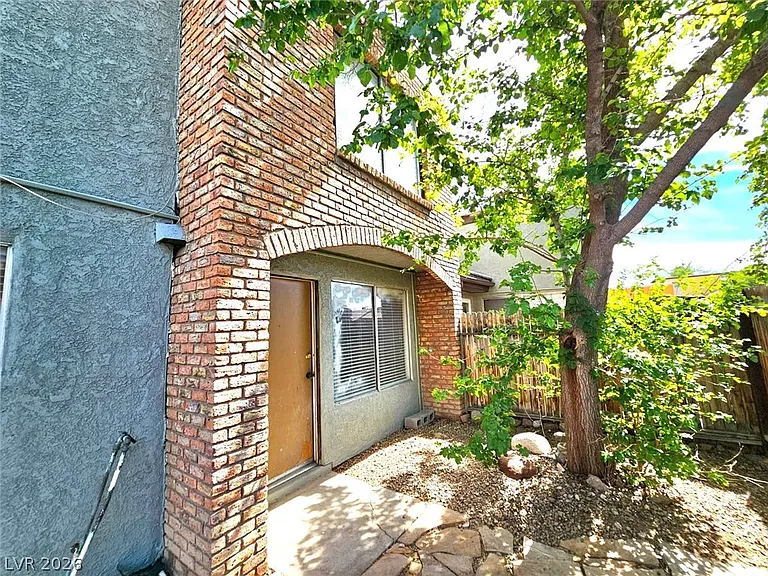1460 Hialeah Dr #B — Photo 16