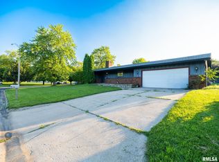 901 N Theodore St, Roanoke, IL 61561