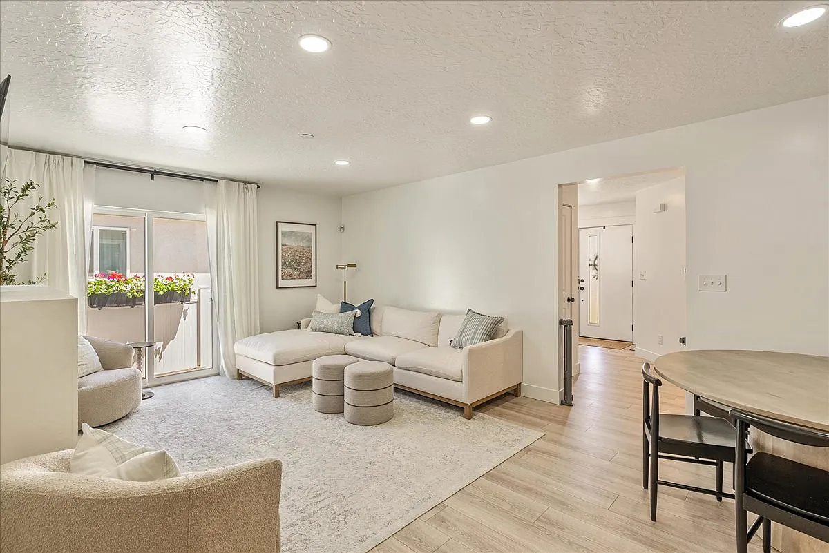 6 bed, 4.5 bath, 3069 sqft, $3,100 — Photo 4