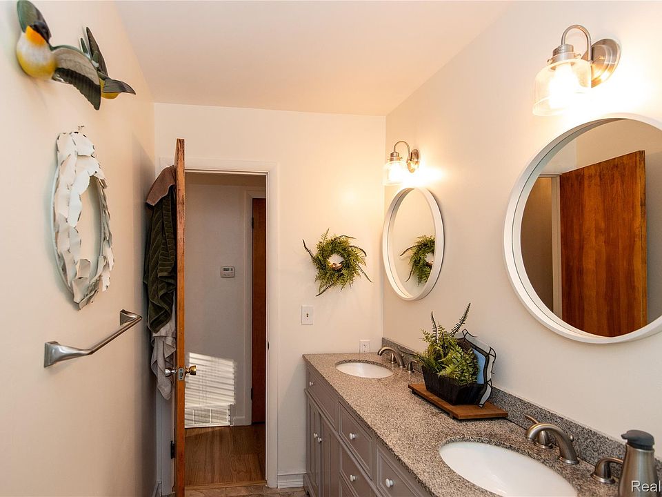 2479 N Long Lake Rd, photo 27