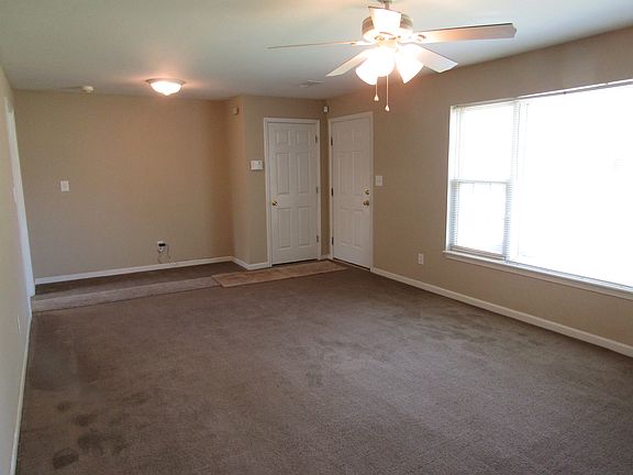 3rd image of 1025 W Pecan St