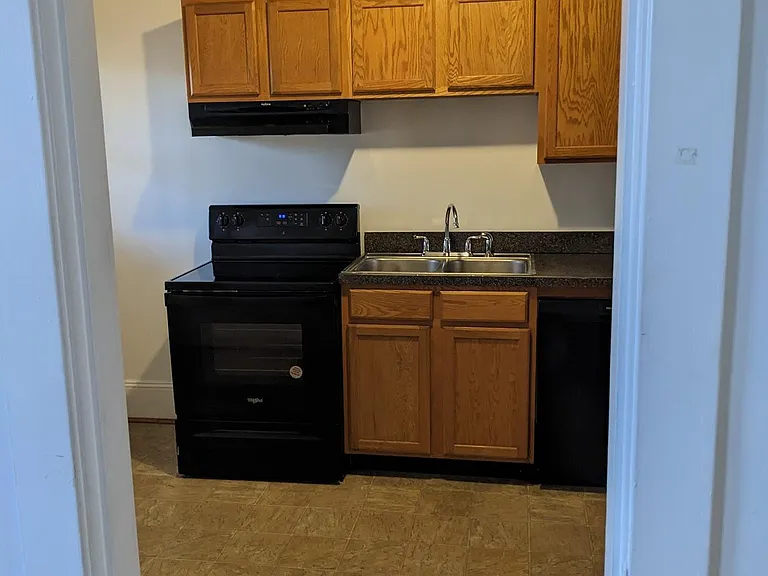 214 E Fairfax Ln — Photo 5