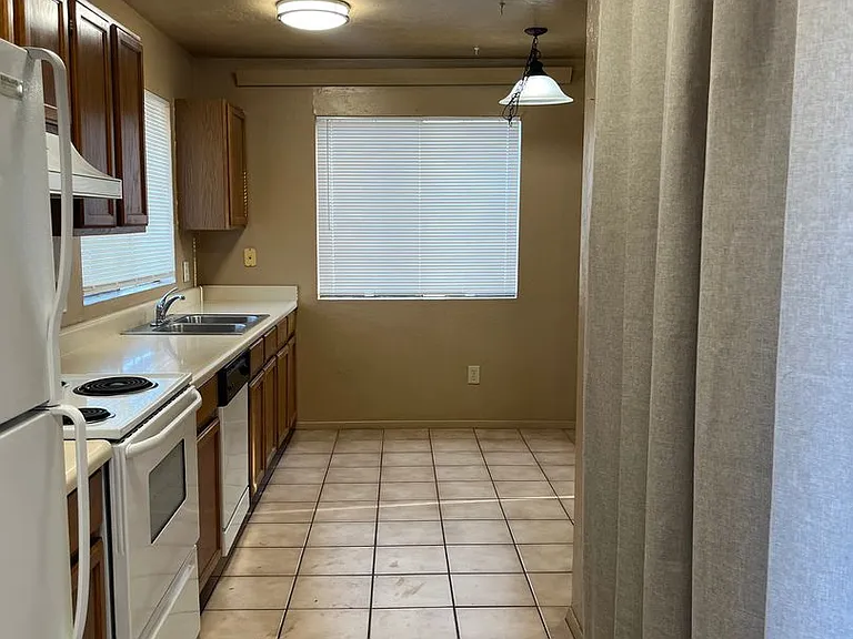 3028 N Corrine Dr — Photo 4
