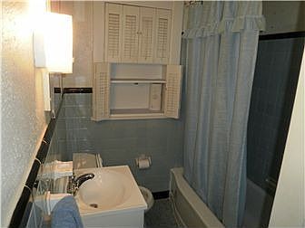 Tile floor and surround in the bathroom