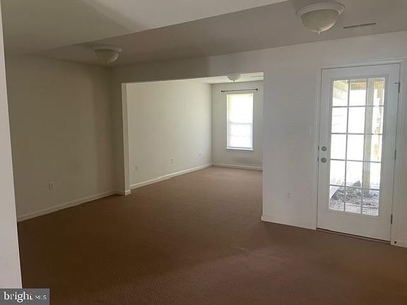 4th image of 384 Larose Dr