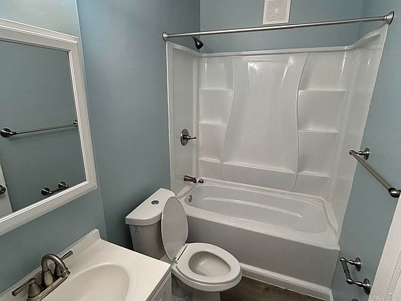 5th image of 988-990-992 Chicopee St #1R