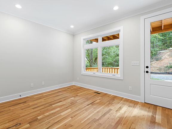 5th image of 305 W Peak St
