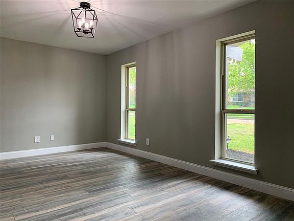 2nd image of 2322 Larchmont Dr