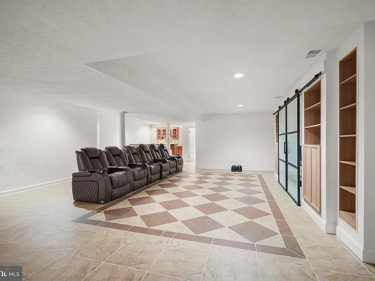 9809 Hall Rd — Photo 46