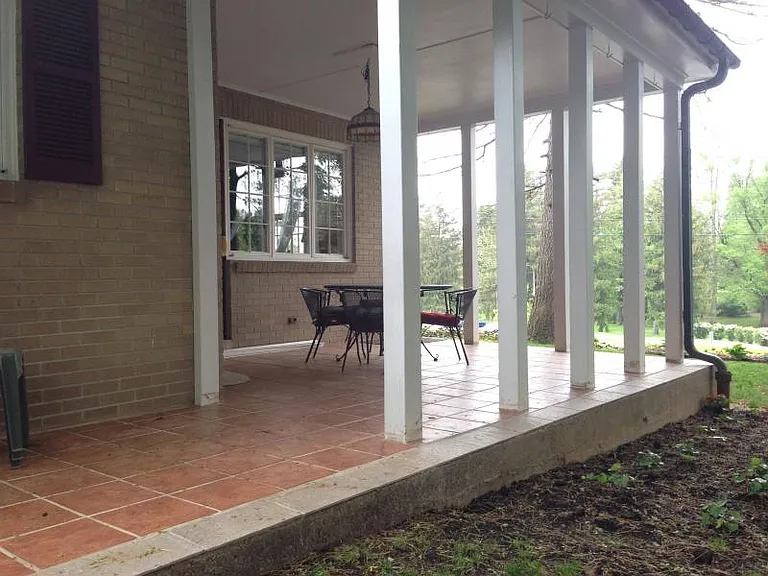 150 E Caracas Ave — Photo 2