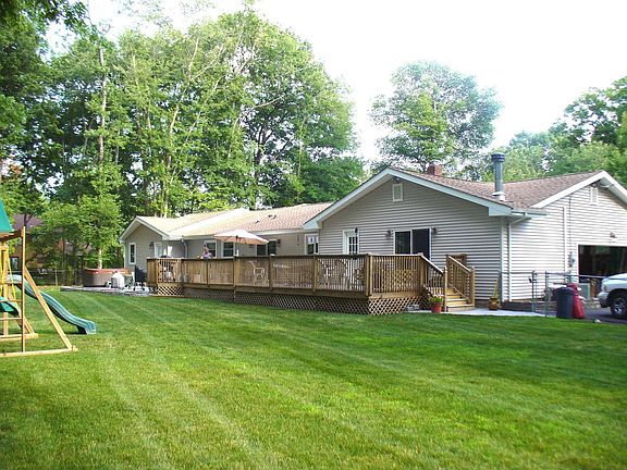 Great Yard w/Deck 