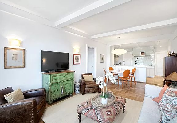 2nd image of 171 W 79th St #104