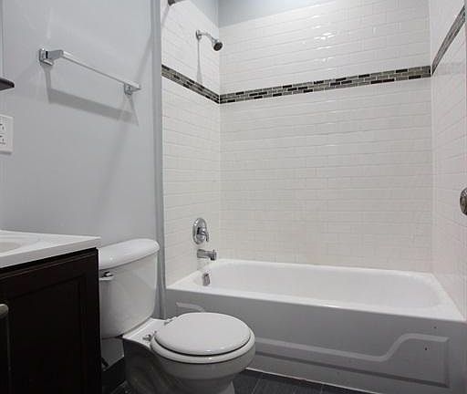 3rd image of 3639 W Dickens Ave