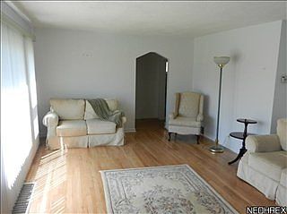 4th image of 1085 E 331st St