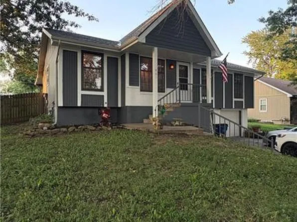 901 Valley Woods Dr, Grain Valley, MO 64029