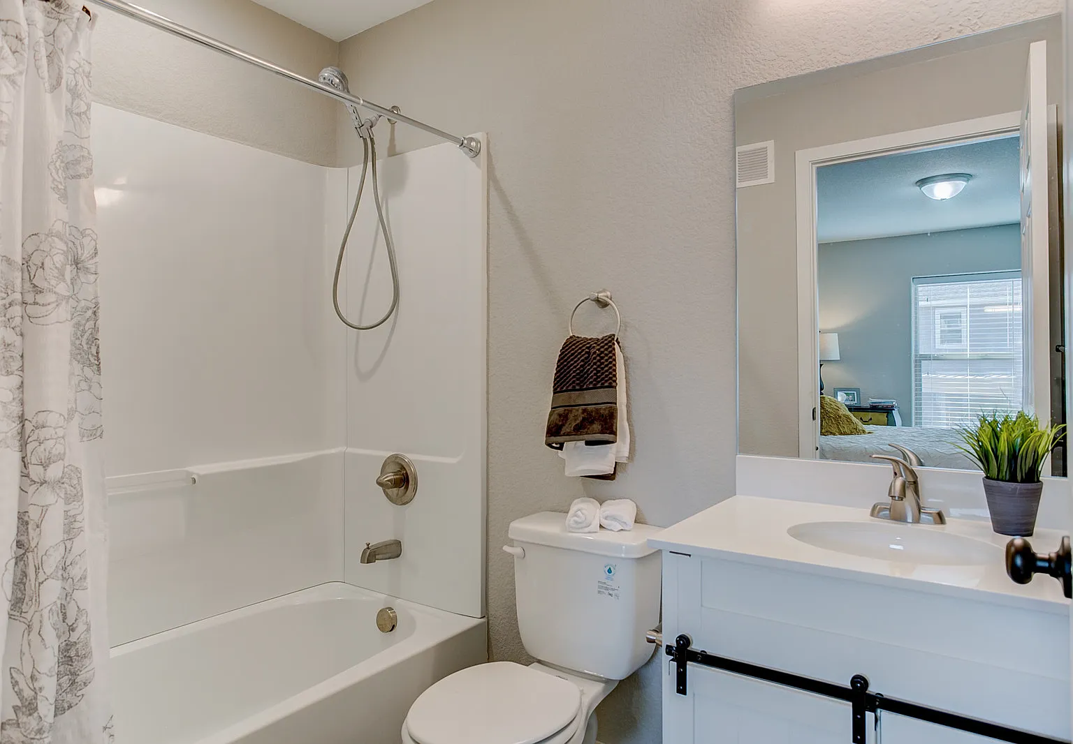 3 bed, 1250 sqft, $1,795 — Photo 2