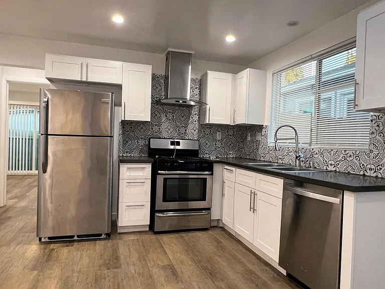6731 Amigo Ave — Photo 2