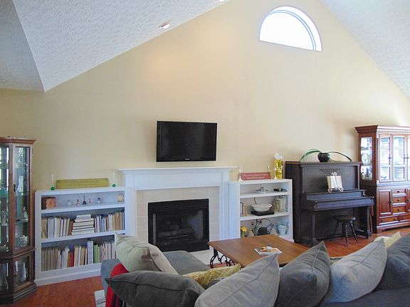 4th image of 245 Dogwood Dr