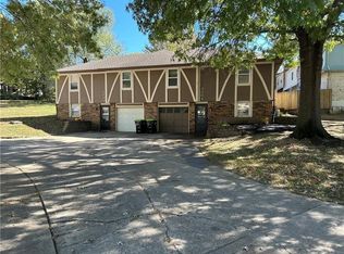 3801 NE Colonial Dr, Lees Summit, MO 64064