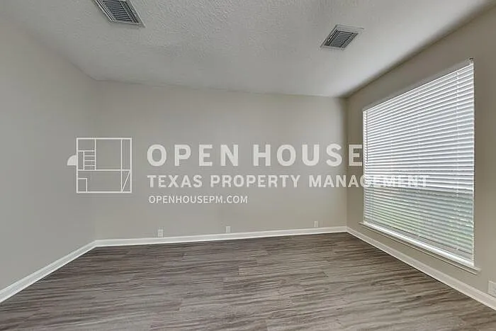 4 bed, 2.5 bath, 2990 sqft, $2,440 — Photo 4