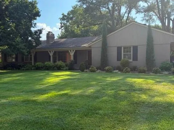 9340 Canterbury St, Leawood, KS 66206