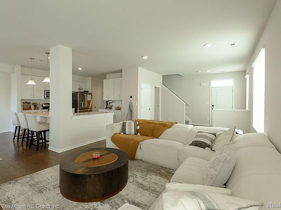 4th image of 305 Angus Ln