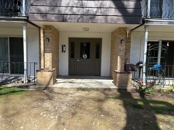 8 Shadowbrook Ln APT 14, Milford, MA 01757