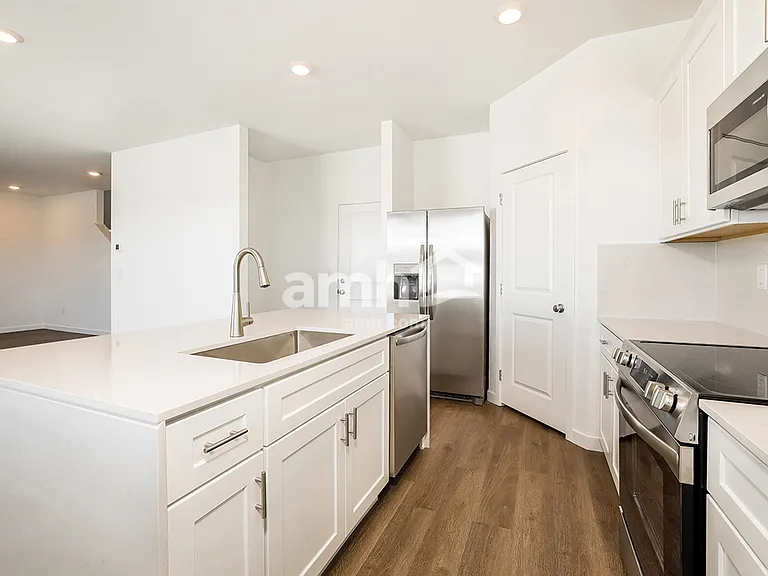 2236 Monroe Ave — Photo 3