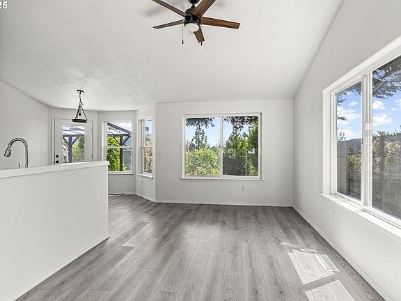 4th image of 301 SE 175th Ave