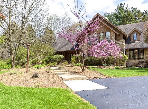 3rd image of 7S551 Donwood Dr W