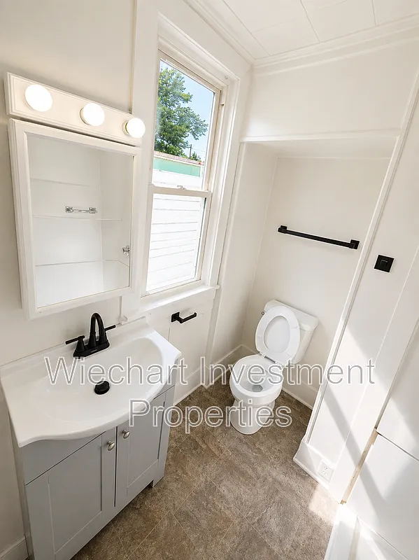 2 bed, 1.0 bath, 895 sqft, $1,095 — Photo 2