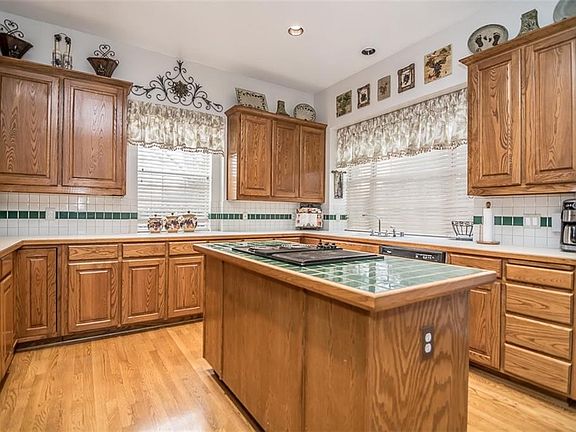 3rd image of 4201 Oak Grove Dr
