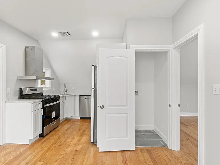 31 Saint Casimir Ave #2 — Photo 11