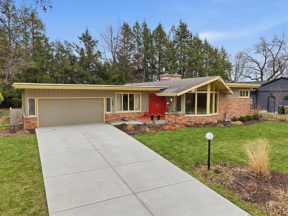 4th image of 729 Dearholt Road