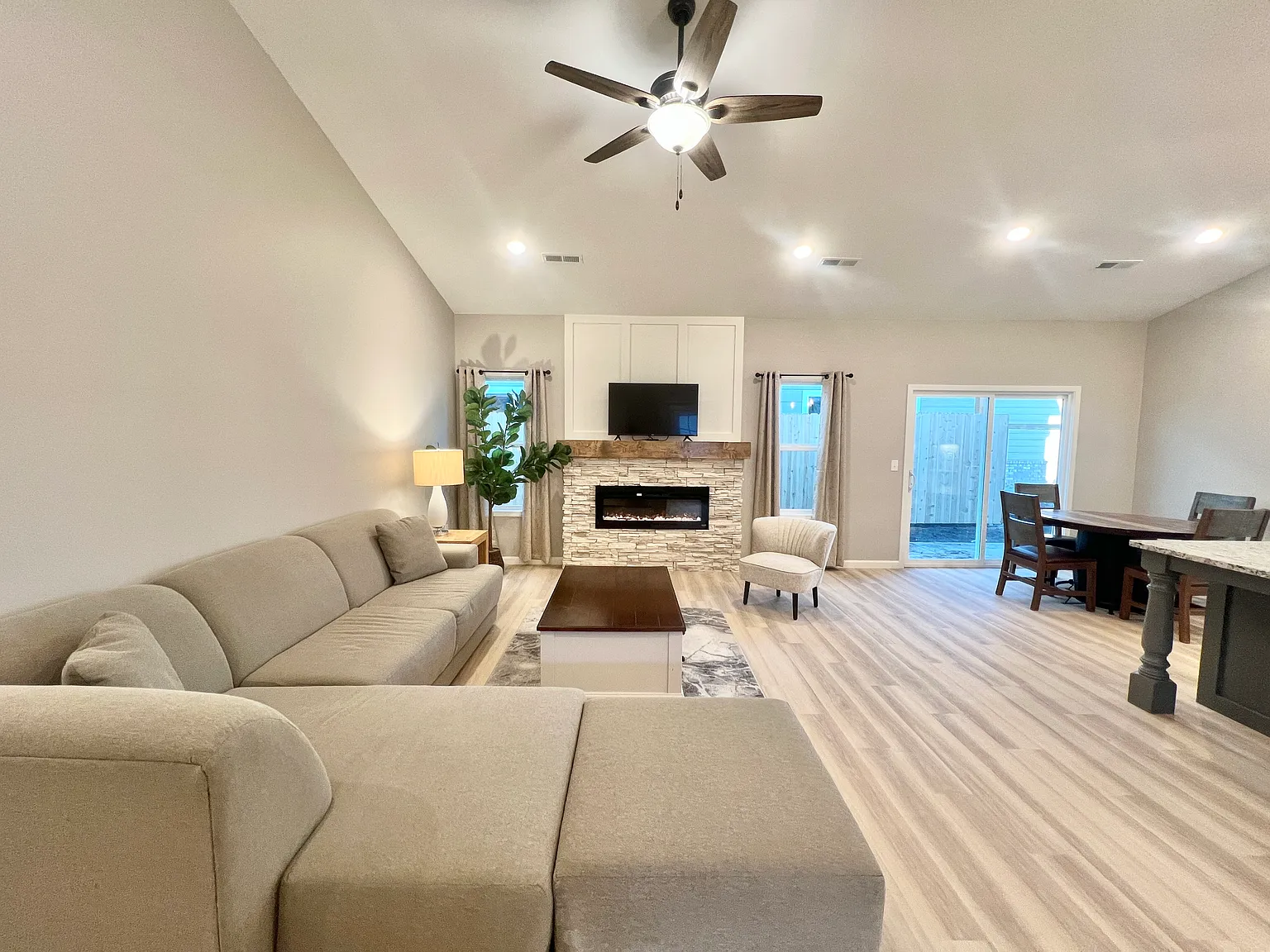 3 bed, 1446 sqft, $2,300 — Photo 4