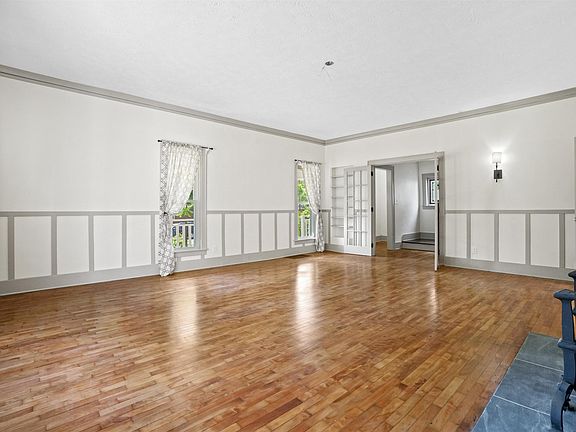 5th image of 118 N Simon St