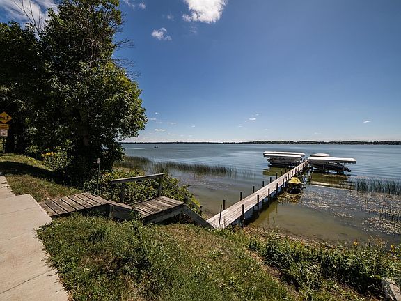 5th image of 2518 N Shore Dr