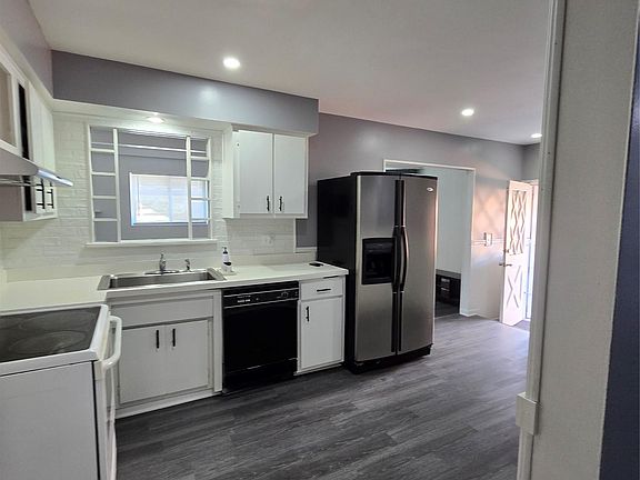 3rd image of 8465 Helen St