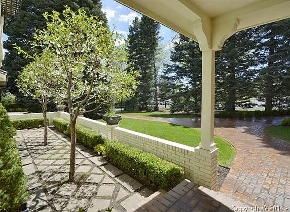 Front courtyard/walkway