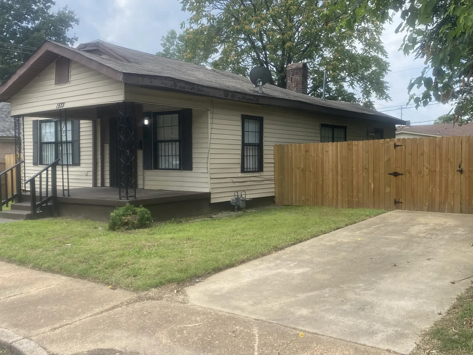 1573 Barton St — Photo 2