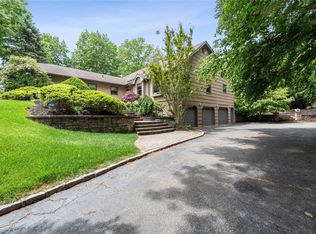 15 Wandering Way, Smithtown, NY 11787